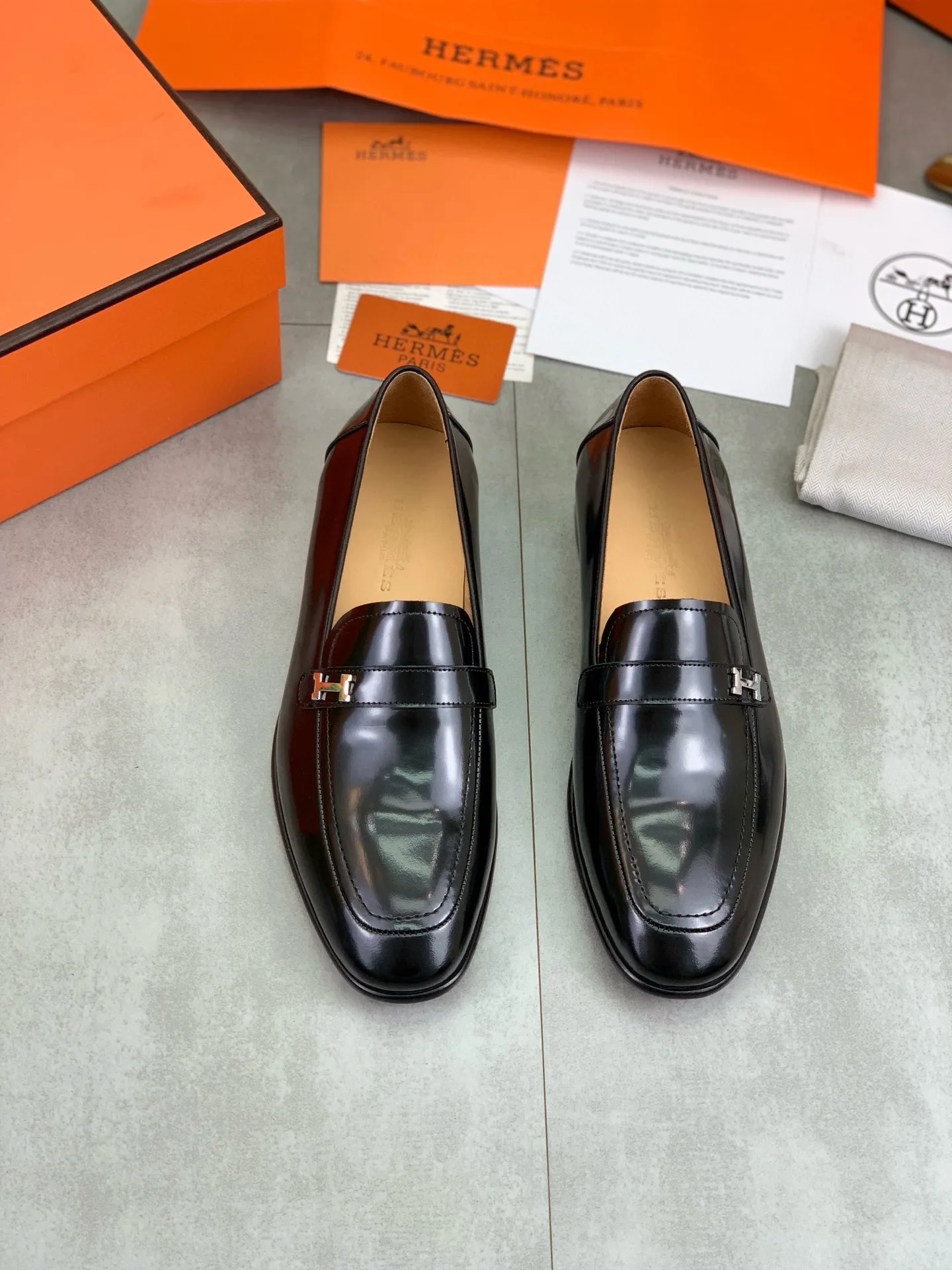Factory price P960 💰Top version 💎💎💎 Original leather outsole Brand: Hermès (Hermès) Standard code: Men's size 39-44 (38, 45 can be customized) Grade: Same as the official website Original quality materials: Original soft calfskin Water-dyed cowhide lining Original Italian leather outsole Style categories: Men's fashion Formal casual leather shoes Slip-on men's shoes series Young fashion European and American trends, British style, colors: multiple options, counter packaging